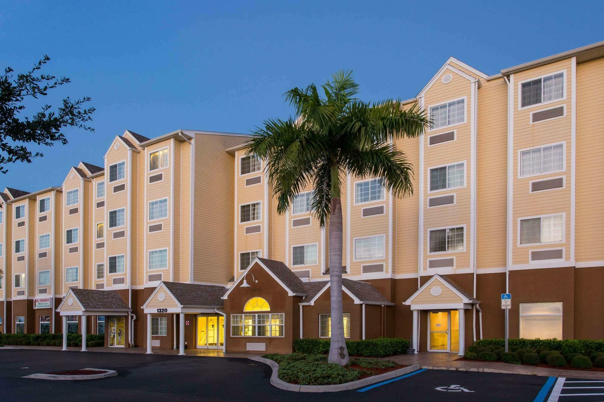 Quality Inn & Suites Lehigh Acres Fort Myers Exterior photo